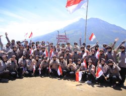 Hari Jad ke-76, Polwan Polres Madiun Kibarkan Merah Putih dan Bendera Polwan di Puncak Bukit Mongkrang