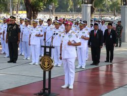 Peringati HUT Ke-79 TNI AL, Dankodiklatal Pimpin Ziarah di TMP 10 November Surabaya