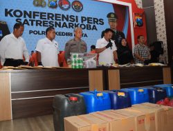 Polres Kediri Kota Amankan Tersangka Jual Miras Oplosan Es Moni yang Viral di Medsos