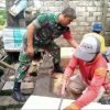 Wujud TNI Manunggal Dengan Rakyat, Babinsa Koramil 0817-11/Duduksampeyan Bersama Warga Melaksanakan Gotong Royong Membantu Pembuatan Jamban di Desa Wadak Lor.