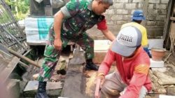 Wujud TNI Manunggal Dengan Rakyat, Babinsa Koramil 0817-11/Duduksampeyan Bersama Warga Melaksanakan Gotong Royong Membantu Pembuatan Jamban di Desa Wadak Lor.