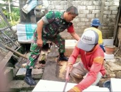 Wujud TNI Manunggal Dengan Rakyat, Babinsa Koramil 0817-11/Duduksampeyan Bersama Warga Melaksanakan Gotong Royong Membantu Pembuatan Jamban di Desa Wadak Lor.