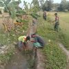 Bersihkan Saluran Irigasi, Babinsa Koramil 04/Burneh Atasi Keluhan Petani