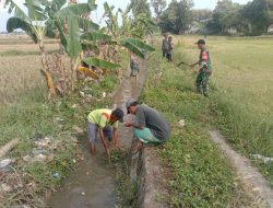 Bersihkan Saluran Irigasi, Babinsa Koramil 04/Burneh Atasi Keluhan Petani