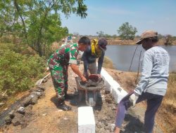 Bersama Warga, Babinsa Gotong Royong Perbaiki Jalan Penghubung Desa Yang Rusak