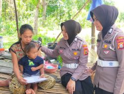 Tangis Haru Ibu Tiga Anak yang Tinggal Digubuk Saat Dikunjungi Polantas Bone