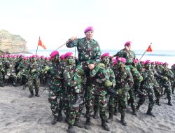 Dankodiklatal Saksikan Ratusan Prajurit Muda Didikan Kodikmar Kodiklatal Resmi Kenakan Baret Ungu Kebanggan Marinir