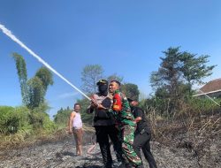 Sinergitas TNI dan Polri Bersama Warga Bantu Padamkan Kebakaran Lahan di Mojokerto