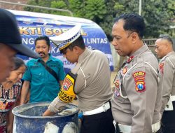 Harlantas Bhayangkara ke – 69 Polres Probolinggo Gelar Baksos Salurkan Air Bersih ke Desa Branggah Lumbang