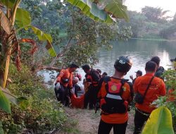 Polisi Bersama Tim SAR Berhasil Temukan Korban yang Menceburkan Diri di Sungai Brantas