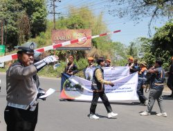 Polisi Bersama PT KAI Daop 9 Jember Gencar Sosialisasikan Keselamatan di Perlintasan Sebidang