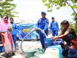 Polisi Peduli, Ditpolairud Polda Jatim Droping Air Bersih untuk Warga Mantup Lamongan