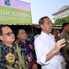 Kunjungi Pasar Dukuh Kupang, Presiden Jokowi Cek Harga dan Interaksi dengan Warga