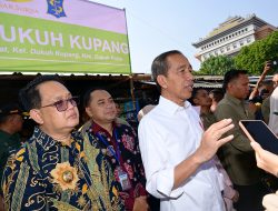 Kunjungi Pasar Dukuh Kupang, Presiden Jokowi Cek Harga dan Interaksi dengan Warga