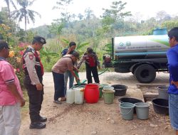 Polres Jember Kembali Salurkan Bantuan Air Bersih ke Desa Andongrejo