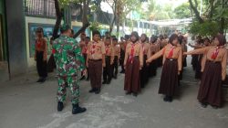 Babinsa Pegirian Tanamkan Disiplin dan Cinta Tanah Air Lewat Pembinaan Pramuka di SDN 1/47 Surabaya