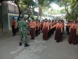 Babinsa Pegirian Tanamkan Disiplin dan Cinta Tanah Air Lewat Pembinaan Pramuka di SDN 1/47 Surabaya