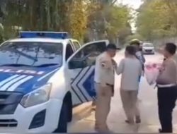 Bayi Laki-laki Ditemukan di Pinggir Kali Ancol, Polisi Langsung Cek Kondisi Bayi Ke RSUD