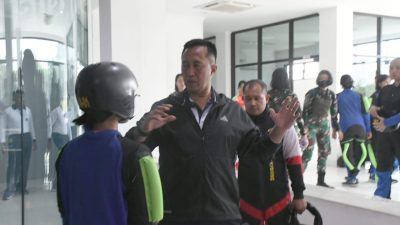 Dankodiklatal Tinjau Latihan Terjun Free Fall di Sky Diving Simulator Pusdiksus