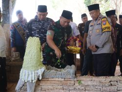 Peringati Hari Jadi Bangkalan Ke-493, Dandim 0829 Bersama Forkopimda Laksanakan Ziarah