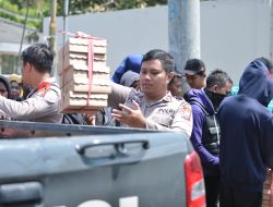 Humanis, Polisi Berbagi Nasi Kotak untuk Peserta Unras Sarbumusi Situbondo