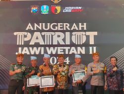 Pak Bhabin Polres Jember dan Tiga Pilar Desa Pontang Raih Anugerah Patriot Jawi Wetan II