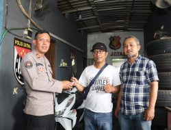 Senyum Bahagia Pemilik Motor Setelah Motor yang Digelapkan Pelaku Dikembalikan Satreskrim Polres Pelabuhan Tanjung Perak