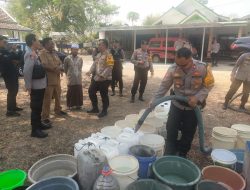 Polres Probolinggo Kota Kembali Beri Bantuan 10 Ribu Liter Air Bersih di Tongas