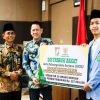 Pj Bupati Kampar Hambali Serahkan Beasiswa Prestasi dan Produktif dari Baznas Kampar