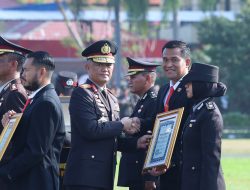 Upacara Hari Kesaktian Pancasila, Kapolda Jatim Beri Penghargaan Anggota Polri dan PNPP Berprestasi