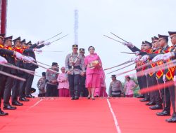 Dilepas Dengan Tradisi Pedang Pora, Komjen A Rachmad Wibowo dan Istri Tak Kuasa Meneteskan Air Mata.