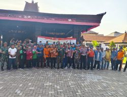 Karya Bakti Koramil Krembangan di Pura Agung Jagat Karana, Sinergi TNI dan Masyarakat Peringati HUT TNI ke-79