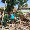 Sinergitas Polisi Bersama TNI dan Warga Gotong Royong Bedah Rumah Lansia di Bojonegoro