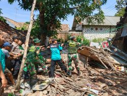 Sinergitas Polisi Bersama TNI dan Warga Gotong Royong Bedah Rumah Lansia di Bojonegoro