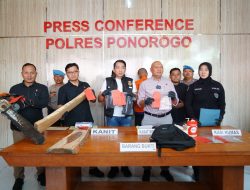 Polres Ponorogo Berhasil Ungkap Ilegal Logging, Tersangka dan Ratusan Batang Kayu Hutan Diamankan