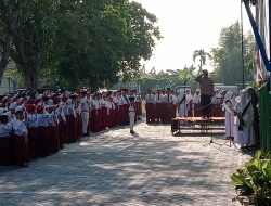 Upacara Bendera, Kanit Binmas Polsek Krian Edukasi Pelajar Bijak Medsos