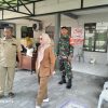 Babinsa Dampingi Pendistribusian Beras di Krembangan Utara