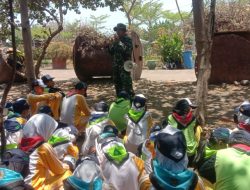 Anggota Koramil Bubutan Berikan Pembinaan Wawasan Kebangsaan kepada Siswa SMPN 43 Surabaya di Kebun Raya Mangrove