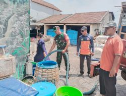 Babinsa Sidayu Bantu Warga Salurkan Air Bersih