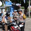 Aksi Humanis Polres Magetan di Operasi Zebra Semeru 2024, Berbagi Coklat Hingga Bunga untuk Pengendara