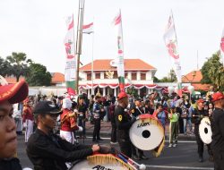 Antusiasme Warga Jatim Nikmati Alutsista TNI AL Saat Parade Surya Senja di Grahadi