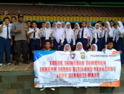 Police Go To School: Bhabinkamtibmas Kelapa Dua Berikan Edukasi Bahaya Tawuran dan Bullying di SMPN 189