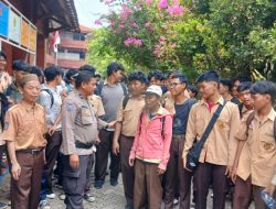 Bhabinkamtibmas Jelambar dan Guru SMK Bhara Trikora Sinergi Awasi Pulang Sekolah, Beri Nasihat Positif kepada Siswa