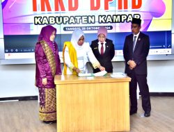 Pj Sekda Kampar Saksikan Serah Terima Jabatan IKKD DPRD Kabupaten Kampar Periode 2019-2024 ke Periode 2024-2029.