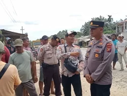 Warga Desa Sumber Sarai melakukan Aksi Demo Masalah Jalan Berlobang ,becek dan Berdebu, Kapolsek Tapung Hulu Mampu Redam Warga