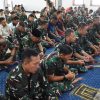 Kodiklatal Gelar Doa Bersama untuk Pahlawan dan Keselamatan Tugas TNI AL  WMC||TNI AL. Kodiklatal. Surabaya, 08 Nopember 2024—–Dalam rangka Peringatan Hari Pahlawan Tahun 2024, Kodiklatal melaksanakan Doa Bersama sesuai dengan agama masing-masing untuk mendoakan para Pejuang, Pahlawan dan keselamatan serta kelancaran dalam pelaksanaan tugas TNI Angkatan Laut (TNI AL) khususnya di Kodiklatal.  Jumat (08/11/2024).  Adapun doa bagi yang beragama Islam dilaksanakan selesai Shalat Jumat di Masjid Quwwatul Bahriyyah dengan Khatib dan Imam serta Doa Bersama dipimpin oleh Ustadz Drs. Ahmad Saekhu, yang dihadiri Komandan Kodiklatal (Dankodiklatal) Letjen TNI Marinir Nur Alamsyah dan Wakil Komandan (Wadan) Kodiklatal Laksda TNI Eko Wahjono.  Sedangan Doa bersama Masjid Ibadurahman Kodiklatal Surabaya dipimpin Pabandya Watpers Ban III Pers Ditum Kodiklatal, Letkol Laut (KH) Miftahul Huda.  Sementara itu, bagi personel yang beragama Kristen, bertempat di Gedung Moestopo Pusdikbanmin Kodikdukum Kodiklatal melaksanakan Pujian Pembukaan dan Doa, Pendarasan Mazmur, pembacaan Alkitab Ibrani 12:1-7 , Doa Syafaat, Persembahan, Pujian Penutup dan Berkat yang dipimpin Paroh Kristen Lettu laut (KH) Tobias Paulus Beay.  Sedangkan yang beragama Hindu melaksanakan Sembahyang di Pure Jala Wira Adhiguna Kodiklatal Bumimoro Surabaya yang dipimpin oleh Lettu Laut (KH) I Made Wira Jaya. Demikian Berita Dinas Penerangan Kodiklatal.  (gat)