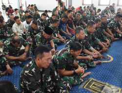 Kodiklatal Gelar Doa Bersama untuk Pahlawan dan Keselamatan Tugas TNI AL  WMC||TNI AL. Kodiklatal. Surabaya, 08 Nopember 2024—–Dalam rangka Peringatan Hari Pahlawan Tahun 2024, Kodiklatal melaksanakan Doa Bersama sesuai dengan agama masing-masing untuk mendoakan para Pejuang, Pahlawan dan keselamatan serta kelancaran dalam pelaksanaan tugas TNI Angkatan Laut (TNI AL) khususnya di Kodiklatal.  Jumat (08/11/2024).  Adapun doa bagi yang beragama Islam dilaksanakan selesai Shalat Jumat di Masjid Quwwatul Bahriyyah dengan Khatib dan Imam serta Doa Bersama dipimpin oleh Ustadz Drs. Ahmad Saekhu, yang dihadiri Komandan Kodiklatal (Dankodiklatal) Letjen TNI Marinir Nur Alamsyah dan Wakil Komandan (Wadan) Kodiklatal Laksda TNI Eko Wahjono.  Sedangan Doa bersama Masjid Ibadurahman Kodiklatal Surabaya dipimpin Pabandya Watpers Ban III Pers Ditum Kodiklatal, Letkol Laut (KH) Miftahul Huda.  Sementara itu, bagi personel yang beragama Kristen, bertempat di Gedung Moestopo Pusdikbanmin Kodikdukum Kodiklatal melaksanakan Pujian Pembukaan dan Doa, Pendarasan Mazmur, pembacaan Alkitab Ibrani 12:1-7 , Doa Syafaat, Persembahan, Pujian Penutup dan Berkat yang dipimpin Paroh Kristen Lettu laut (KH) Tobias Paulus Beay.  Sedangkan yang beragama Hindu melaksanakan Sembahyang di Pure Jala Wira Adhiguna Kodiklatal Bumimoro Surabaya yang dipimpin oleh Lettu Laut (KH) I Made Wira Jaya. Demikian Berita Dinas Penerangan Kodiklatal.  (gat)