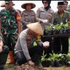 Dukung Program Nasional, Polres Metro Jakarta Barat Bersama Forkopimko Tanam Bibit di Lahan Ketahanan Pangan Joglo