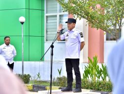 Jadi Pembina Apel Pagi di RSUD Bangkinang, Pj Bupati Kampar Hambali Serahkan Penghargaan Kepada Pegawai Teladan Tahun 2024.