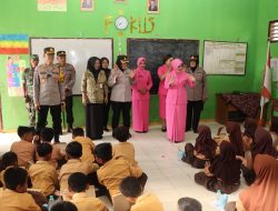 Kunjungi Sekolah Dasar di Pedesaan, Kapolres Tuban Berbagi Makan Siang Bergizi Gratis 